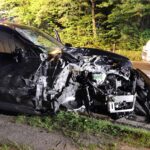 Ein schwerer Unfall: alkoholisierte Fahrerin beschädigt Mercedes AMG und parkenden Iveco-Van.