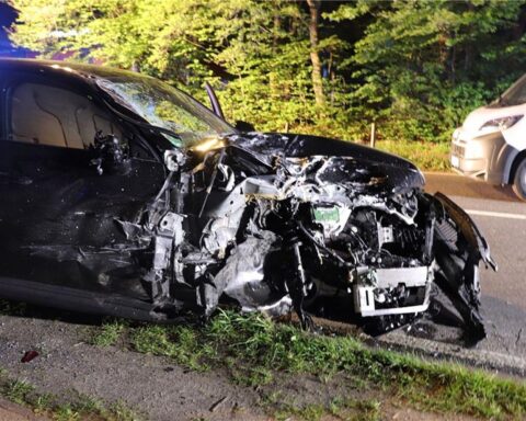 Ein schwerer Unfall: alkoholisierte Fahrerin beschädigt Mercedes AMG und parkenden Iveco-Van.