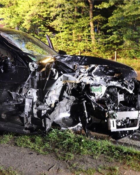 Ein schwerer Unfall: alkoholisierte Fahrerin beschädigt Mercedes AMG und parkenden Iveco-Van.