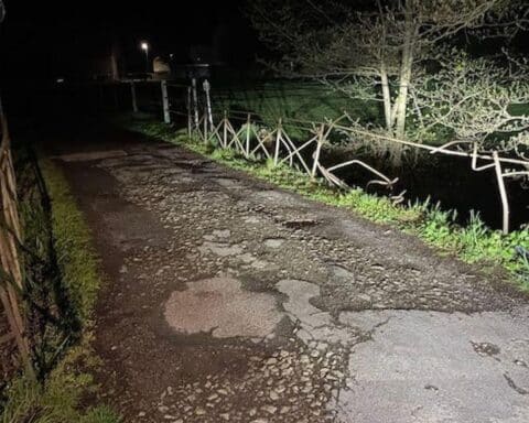 Ein beschädigtes Brückengeländer, Polizei vor Ort, Ermittlungen wegen alkoholisiertem Fahrer.