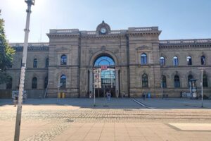 Alkoholisiertes Paar attackiert Polizisten am Magdeburger Hauptbahnhof; Widerstand und Drogenbesitz festgestellt.