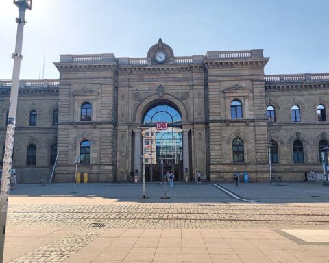 Alkoholisiertes Paar attackiert Polizisten am Magdeburger Hauptbahnhof; Widerstand und Drogenbesitz festgestellt.