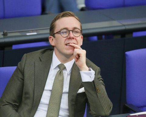 Philipp Amthor im Gespräch, betont Gleichstellung und Frauenrechte in der Gesellschaft.