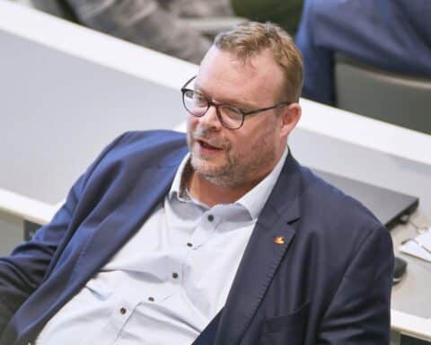 Ansgar Schledde spricht beim AfD Landesparteitag,Delegierte jubeln, Vertrauen und Geschlossenheit fördern.