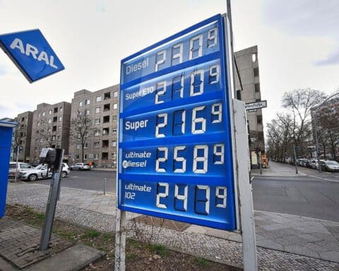 Eine Aral-Tankstelle mit Zapfsäulen und Preisanzeigen, Kunden tanken und nutzen den Tankrabatt.