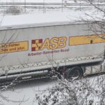 Protestierende Menschen halten Transparente gegen Kürzungen in der Kinder- und Jugendhilfe.