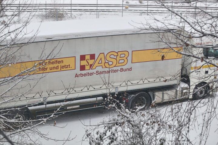 Protestierende Menschen halten Transparente gegen Kürzungen in der Kinder- und Jugendhilfe.