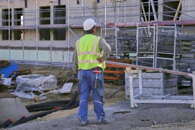 Arbeitsstunde kostete im Jahr 2025 durchschnittlich 45 Euro
