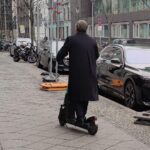 Armin Laschet auf E-Scooter, verletzt mit Armstütze, Unfallereignis unklar.