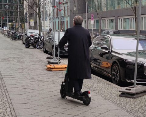 Armin Laschet auf E-Scooter, verletzt mit Armstütze, Unfallereignis unklar.