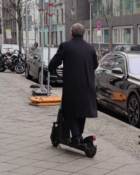Armin Laschet auf E-Scooter, verletzt mit Armstütze, Unfallereignis unklar.