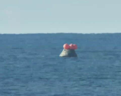 Artemis-2 Kapsel Orion schwimmt im Pazifik, Astronauten sicher nach erfolgreichem Mondumflug.