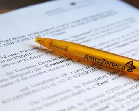 Vertragshandshake zwischen EU und AstraZeneca, symbolisiert Kooperation und Herausforderungen im Gesundheitssystem.