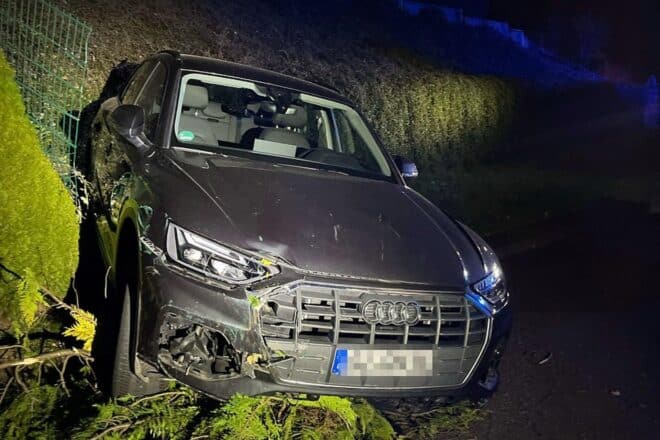 Audi rollt durch Gärten in Siegen
