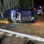 Audi nach Unfall überschlagen, Polizei und Rettungskräfte an der Unfallstelle in Bergheim.