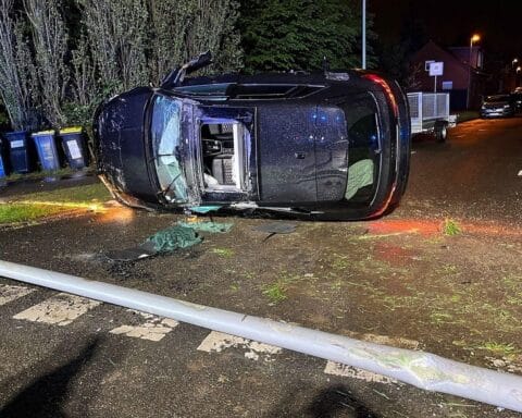 Audi nach Unfall überschlagen, Polizei und Rettungskräfte an der Unfallstelle in Bergheim.