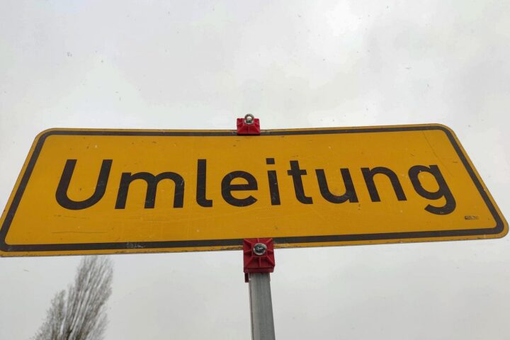 Umleitungsschild mit Baustellenhinweis, um Verkehr rund um Osnabrück zu leiten.