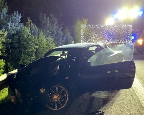 Ein Auffahrunfall zwischen BMW und LKW auf Autobahn mit Verletzten und Schäden.