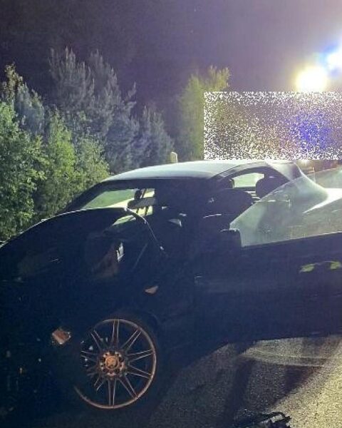 Ein Auffahrunfall zwischen BMW und LKW auf Autobahn mit Verletzten und Schäden.