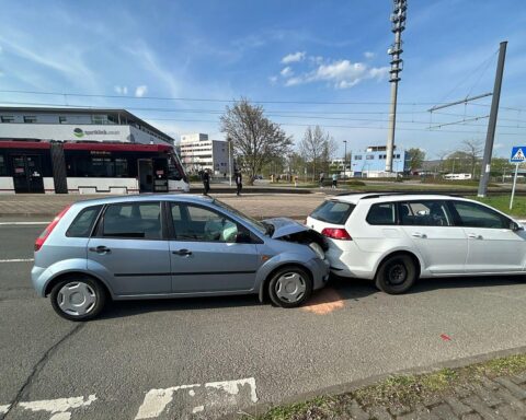 Auffahrunfall mit beschädigten Autos, Polizei vor Ort, verletzte Personen, Verkehrsbehinderungen sichtbar.
