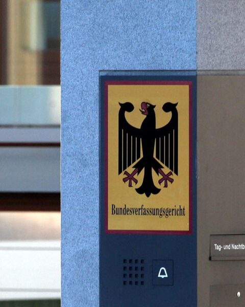 Symbolische Darstellung des Bundesverfassungsgerichts mit Fokus auf Flüchtlingsrecht und Schutzsuchende aus Afghanistan.