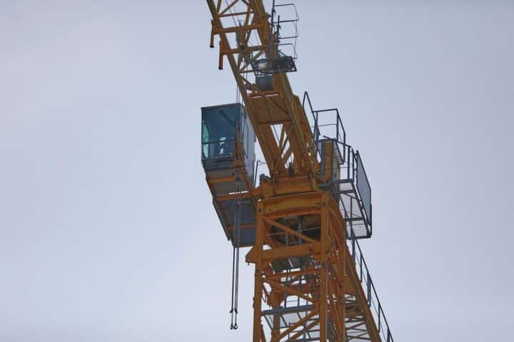 Ein Baustellenkran über einer aktiven Baustelle in Thüringen, symbolisiert Bauentwicklung und Aufträge.