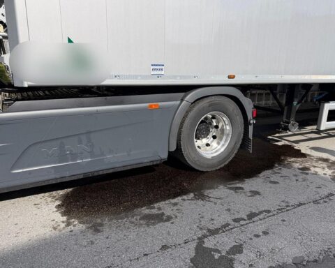 Lkw mit ausgelaufenem Dieselkraftstoff, Feuerwehr im Einsatz zur Reinigung und Sicherung.