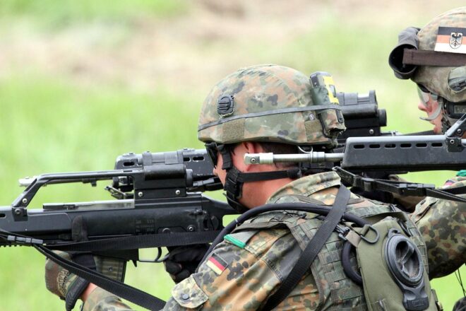Ausreisen: Kriegsdienstgegner sehen Vorbereitung für Wehrpflicht