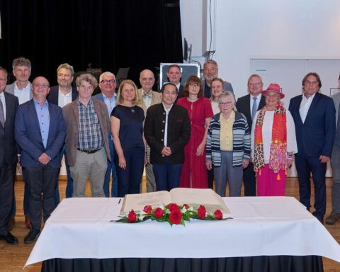 Oberbürgermeister Starke verabschiedet Stadträte und Bürgermeister in festlicher Atmosphäre, würdigt ihren Einsatz.