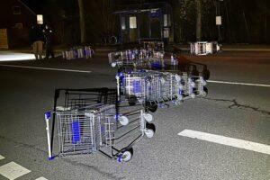 Einkaufswagen liegen verstreut auf der Straße nach Verkehrsunfall in Horstmar.