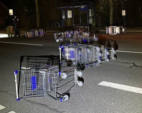 Einkaufswagen liegen verstreut auf der Straße nach Verkehrsunfall in Horstmar.