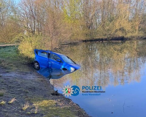 Ein Auto steht teilweise im Wasser eines Teichs in Sendenhorst.
