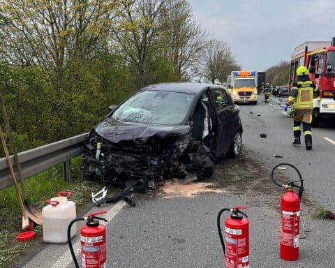 Schwerer Verkehrsunfall: Auto prallt gegen Lkw auf Bundesstraße 474, Fahrer verletzt.