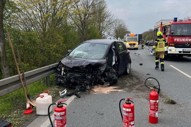 Auto und Lkw auf B474 bei Coesfeld kollidiert