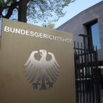 Bundesgerichtshof-Logo vor Gericht, mit Symbolik zu Recht, Ordnung und Verurteilungen.