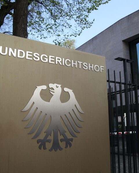 Bundesgerichtshof-Logo vor Gericht, mit Symbolik zu Recht, Ordnung und Verurteilungen.