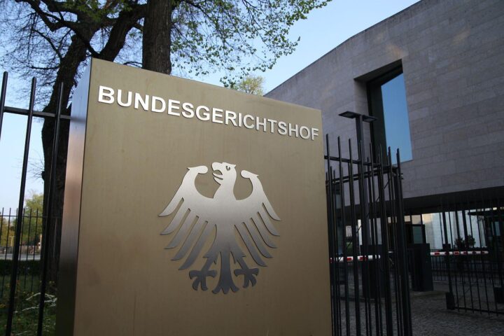 Bundesgerichtshof-Logo vor Gericht, mit Symbolik zu Recht, Ordnung und Verurteilungen.