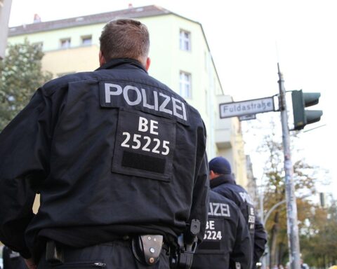Polizei kontrolliert verbotene Demo; steigende politisch motivierte Kriminalität in Deutschland.