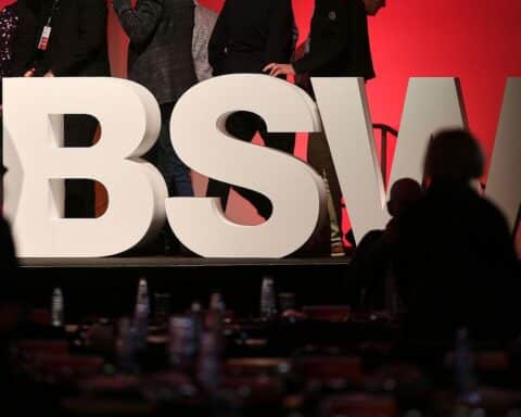 Friedenspolitischer Empfang mit Bürgern, Rednerin und Diskussion über soziale Gerechtigkeit in Brandenburg.