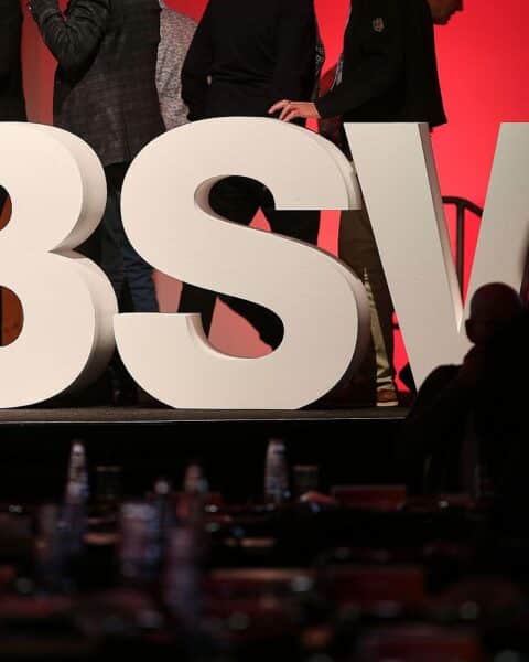 Friedenspolitischer Empfang mit Bürgern, Rednerin und Diskussion über soziale Gerechtigkeit in Brandenburg.