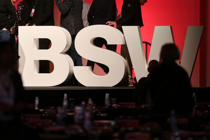 Friedenspolitischer Empfang mit Bürgern, Rednerin und Diskussion über soziale Gerechtigkeit in Brandenburg.