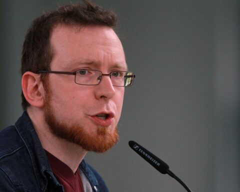 Menschen feiern den Elbe-Day, symbolisieren Verständnis und Kooperation zwischen Nationen.