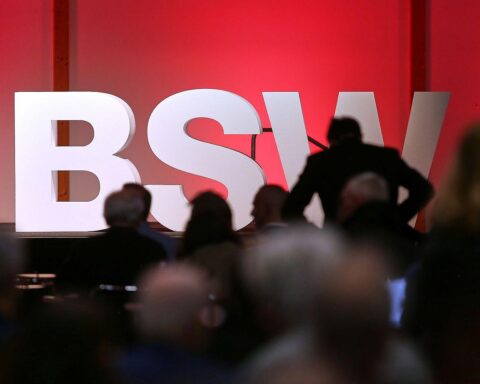 Logo des Bündnisses Sahra Wagenknecht vor symbolischem Hintergrund mit politischen Themen und Debatten.