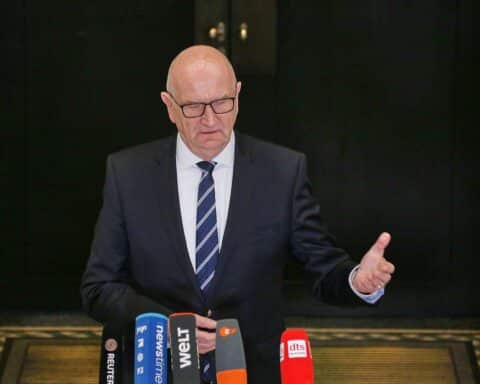 Dietmar Woidke steht angespannt, während Politiker die drohende Energiekrise in Brandenburg diskutieren.