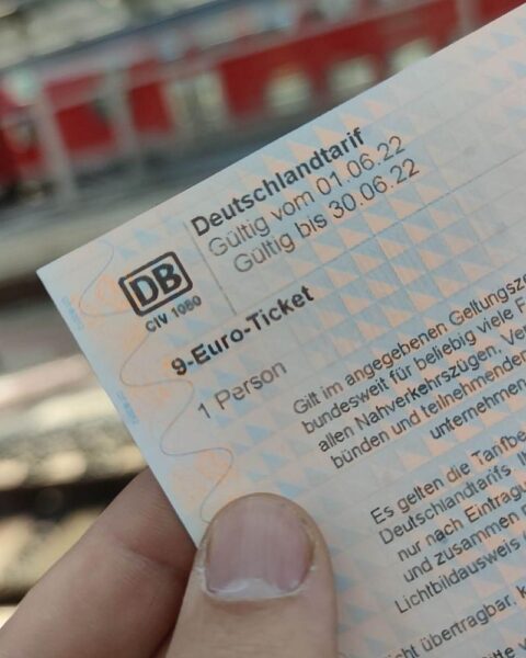 Evelyn Palla lehnt Rückkehr zum 9-Euro-Ticket ab, fordert finanzielle Stabilität für Deutsche Bahn.