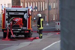 Feuerwehr löscht Balkonbrand in Ulm, geringer Schaden und keine Verletzten.