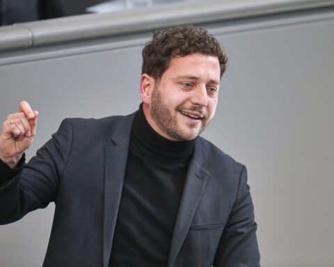 Felix Banaszak diskutiert Tempolimit und Pendlerpauschale zur Entlastung bei hohen Spritpreisen.