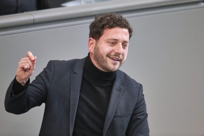 Banaszak fordert Tempolimit statt höherer Pendlerpauschale