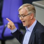 Dietmar Bartsch bei einer Pressekonferenz, in der er gegen zusätzliche Schulden plädiert.