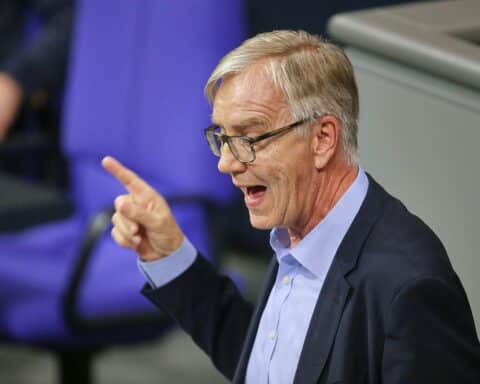Dietmar Bartsch bei einer Pressekonferenz, in der er gegen zusätzliche Schulden plädiert.
